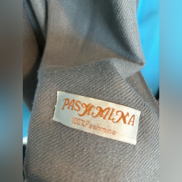 Pashmina scarf in gray - Picture 3 of 3
